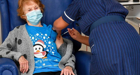 Una mujer de 90 años, la primera del mundo en recibir la vacuna de Pfizer contra el covid-19